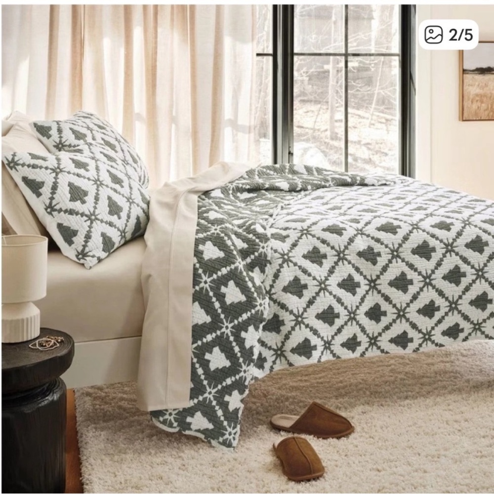 Threshold King Matelasse Green and White 3-Piece Quilt Set